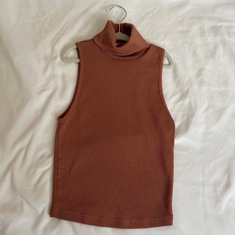 Zara Brown Sleeveless Turtle Neck Top

For reference: I’m 5’3, size XS

#zara